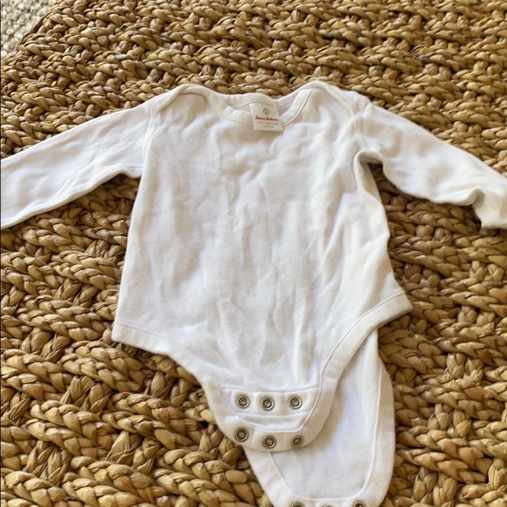 Hanna Anderson white long sleeve onesie 6-12 mths